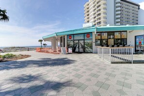 Outdoor dining - Billie Jeans Bungalow! Cozy Edgewater Condo w/ Resort Amenities, Sleeps 6 (Panama City Beach)