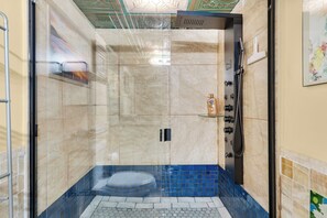 Douche, sèche-cheveux, serviettes fournies, savon