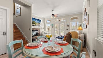 Casa, várias camas, varanda, vista para o jardim (116 Island Cove Ct) | Opções para refeição