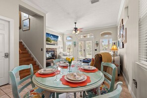 Ferienhaus, Mehrere Betten, Terrasse, Gartenblick (116 Island Cove Ct) | Speisen