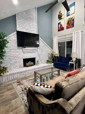 Smart TV - NEW Luxury Renovation - 4BR/3BA - Kings - Smart TVs - Katy ISD - Holiday Ready (Katy)