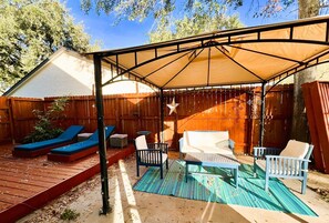 Terrace/patio - NEW Luxury Renovation - 4BR/3BA - Kings - Smart TVs - Katy ISD - Holiday Ready (Katy)
