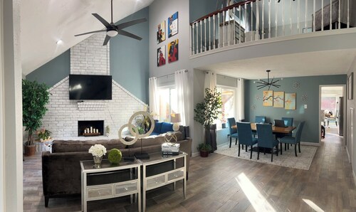 NEW Luxury Renovation - 4BR/3BA - Kings - Smart TVs - Katy ISD - Holiday Ready