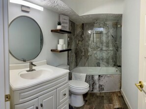 Shower, hair dryer, towels, soap - NEW Luxury Renovation - 4BR/3BA - Kings - Smart TVs - Katy ISD - Holiday Ready (Katy)