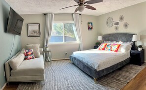4 bedrooms, iron/ironing board, WiFi, bed sheets - NEW Luxury Renovation - 4BR/3BA - Kings - Smart TVs - Katy ISD - Holiday Ready (Katy)