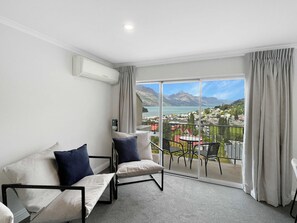 TV - Heritage Heights | Newly Renovated Hideaway (Queenstown)