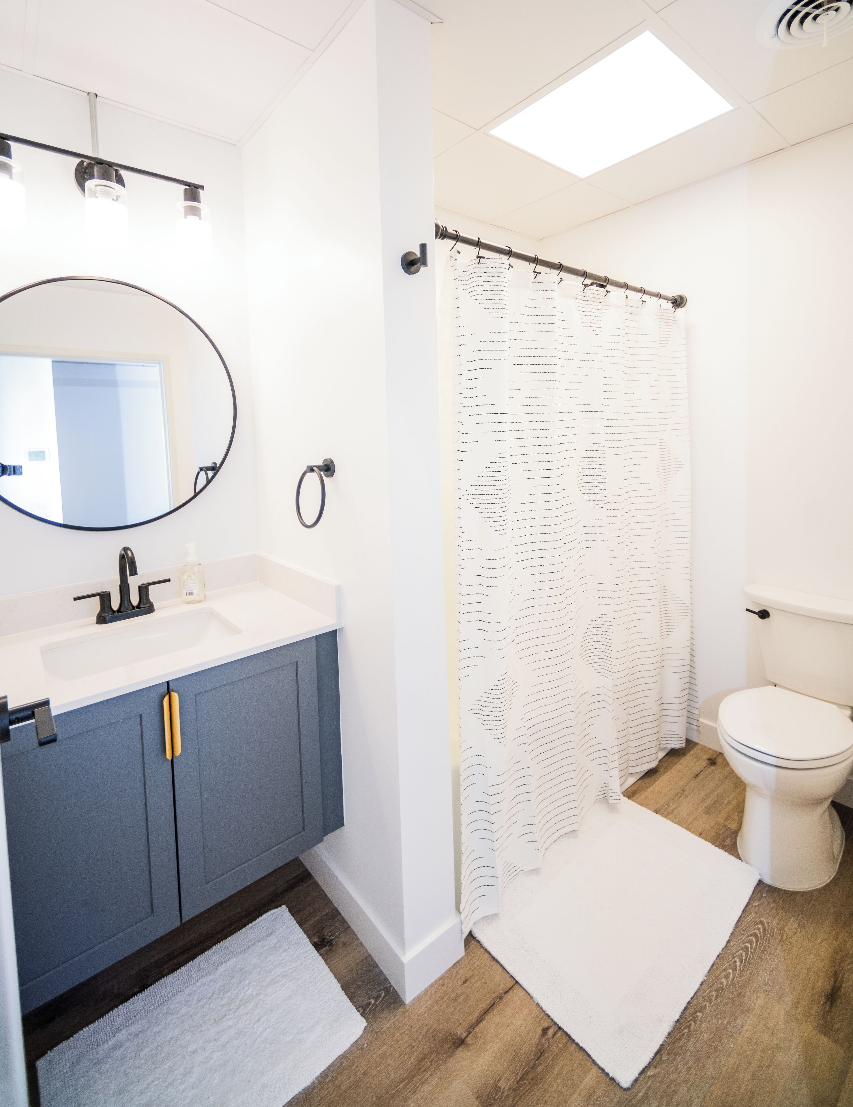 Secador de cabelo, toalhas de banho, sabonete, papel higiênico