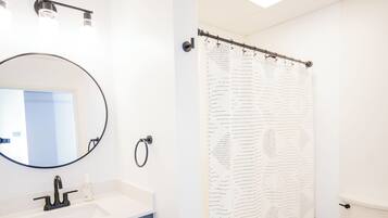 Secador de cabelo, toalhas de banho, sabonete, papel higiênico