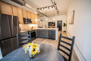 Dining - Cozy 1-bedroom condo in lovely Traverse City with rooftop hot tubs. (Traverse City)