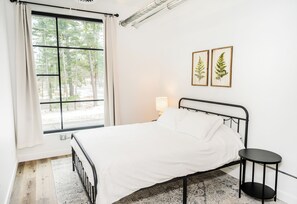 WiFi, bed sheets - Cozy 1-bedroom condo in lovely Traverse City with rooftop hot tubs. (Traverse City)