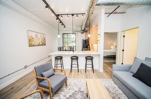 Living area - Cozy 1-bedroom condo in lovely Traverse City with rooftop hot tubs. (Traverse City)