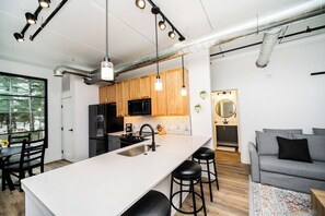 Private kitchen - Cozy 1-bedroom condo in lovely Traverse City with rooftop hot tubs. (Traverse City)