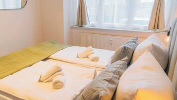 Tabla de planchar con plancha, wifi y ropa de cama