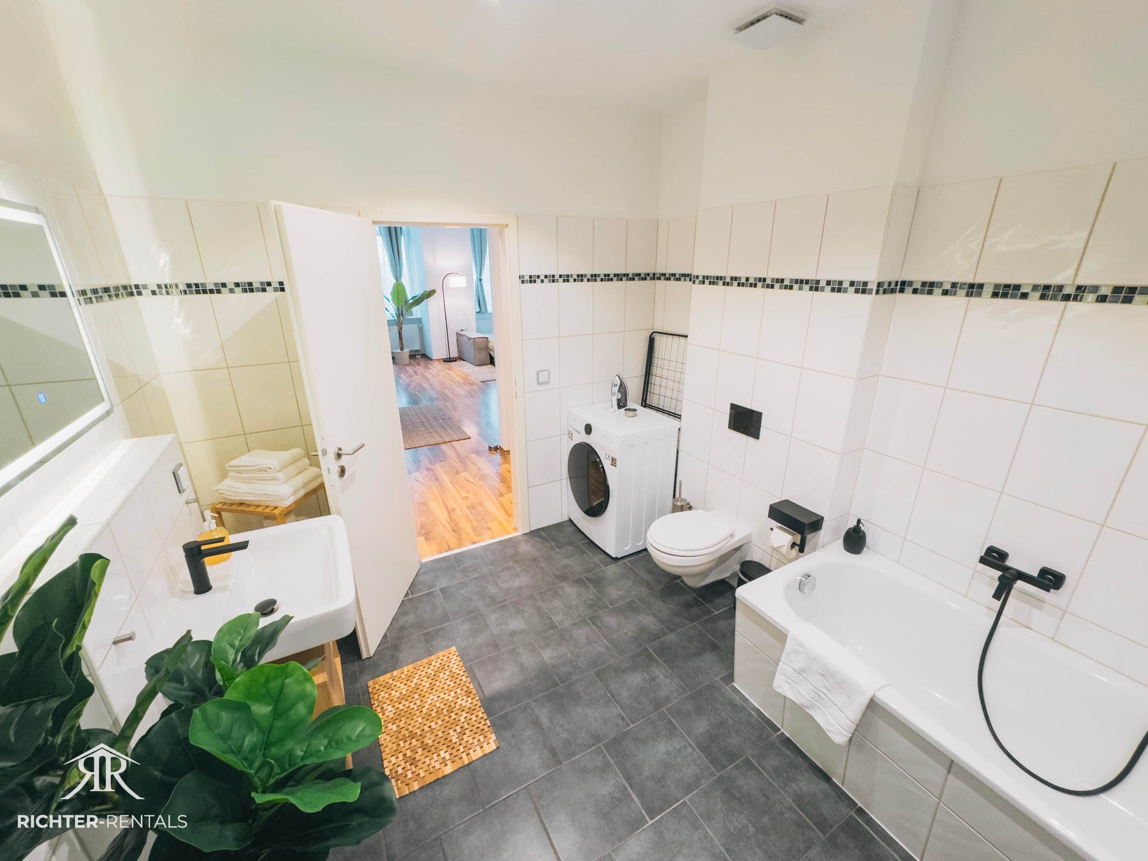 Een haardroger, handdoeken