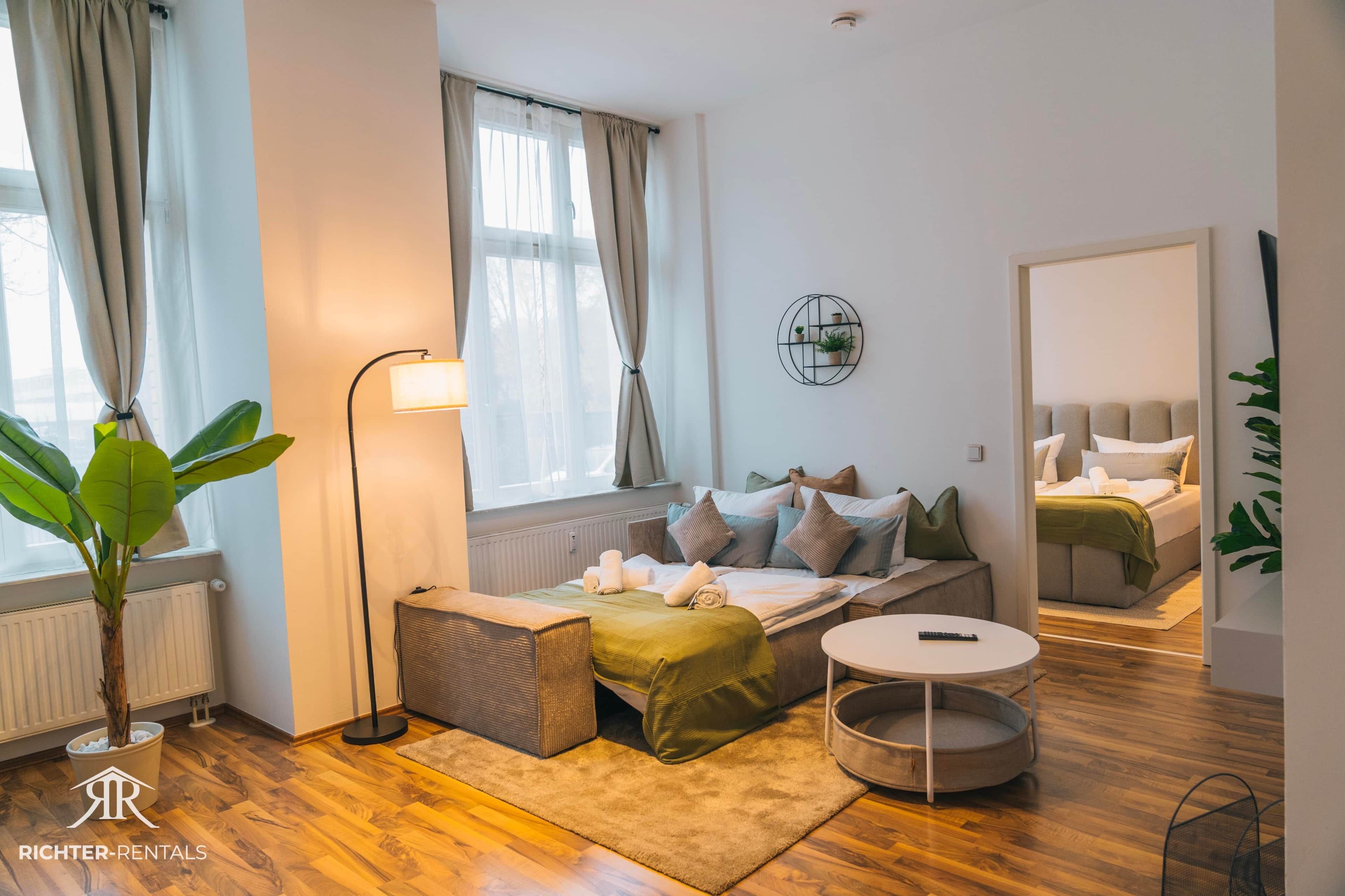 Een strijkplank/strijkijzer, wifi, beddengoed