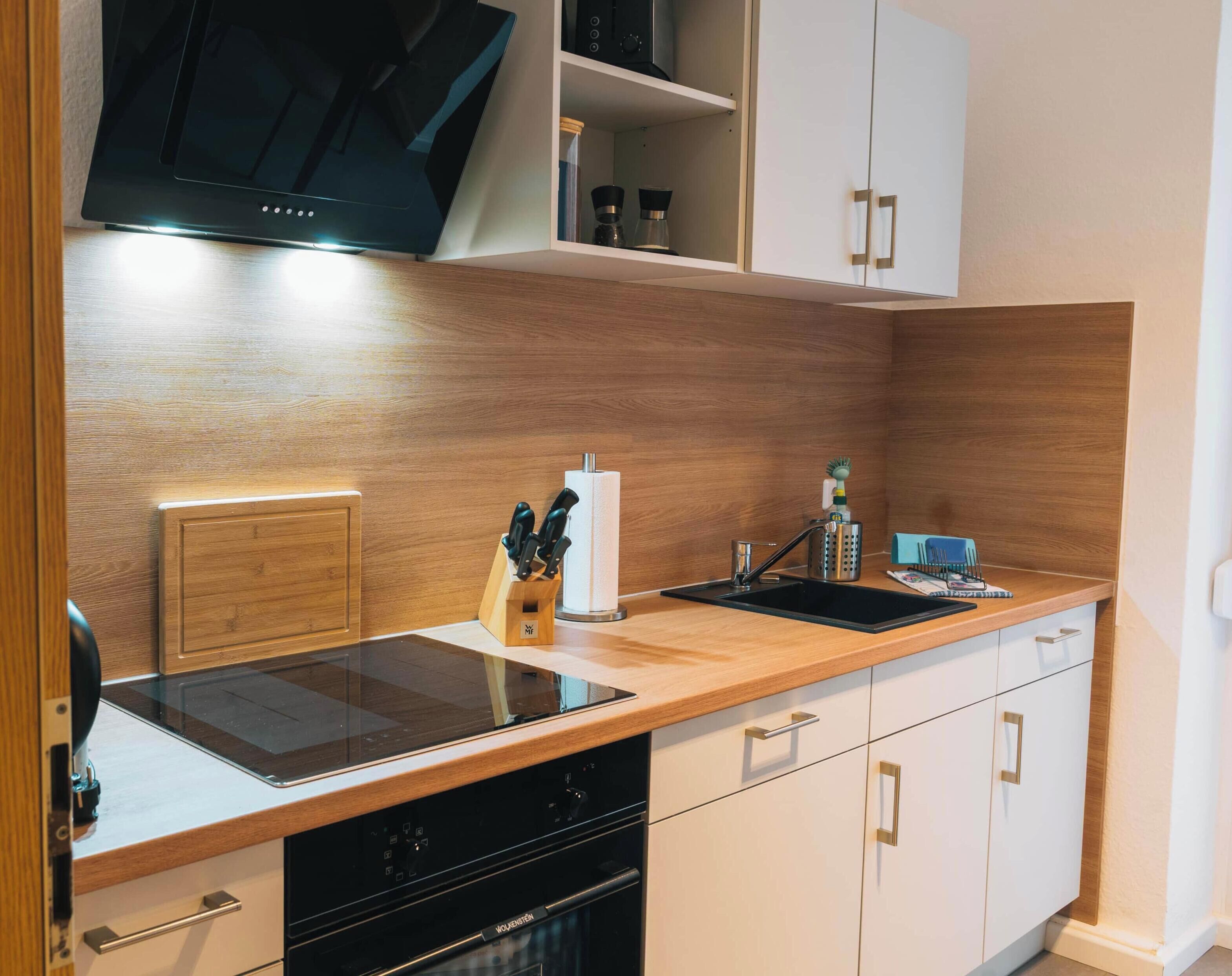 Jääkaappi, mikroaaltouuni, uuni, liesi