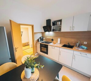 雪櫃、微波爐、焗爐、爐具