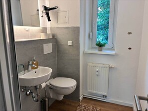 Haartrockner, Handtücher, Seife, Shampoo
