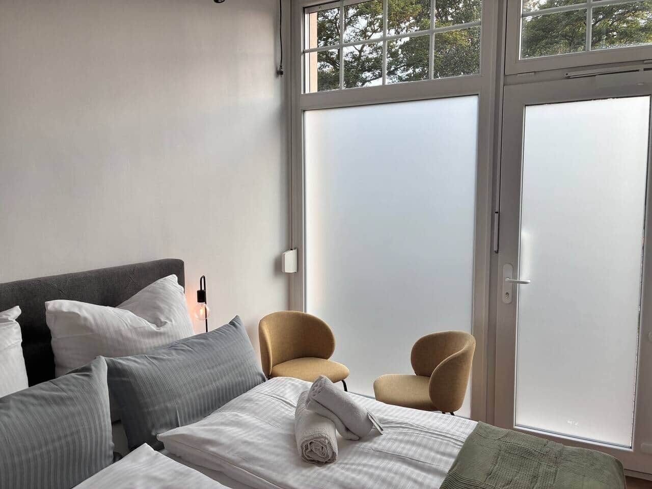 Tabla de planchar con plancha, wifi y ropa de cama 