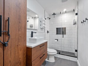 Shower, hair dryer, towels, soap - Renovated 1920s Bungalow! Walk to Shops & Food. Pet-Friendly. 20MIN to WC. (Houston)
