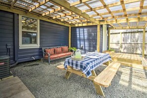 Outdoor dining - Renovated 1920s Bungalow! Walk to Shops & Food. Pet-Friendly. 20MIN to WC. (Houston)