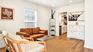 Smart TV, printers - Renovated 1920s Bungalow! Walk to Shops & Food. Pet-Friendly. 20MIN to WC. (Houston)