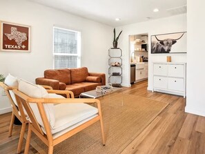 Smart TV, printers - Renovated 1920s Bungalow! Walk to Shops & Food. Pet-Friendly. 20MIN to WC. (Houston)