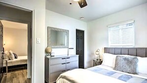 2 bedrooms, desk, free WiFi, bed sheets - Renovated 1920s Bungalow! Walk to Shops & Food. Pet-Friendly. 20MIN to WC. (Houston)