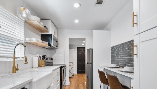 Coffee/tea maker, fridge, microwave, oven - Renovated 1920s Bungalow! Walk to Shops & Food. Pet-Friendly. 20MIN to WC. (Houston)