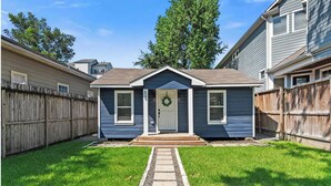 Exterior - Renovated 1920s Bungalow! Walk to Shops & Food. Pet-Friendly. 20MIN to WC. (Houston)
