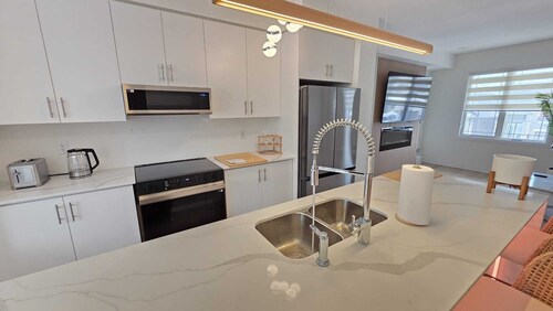 Modern Town in West Brant | Family-Friendly | Sleeps 6 | Fast WIFI | Fireplace