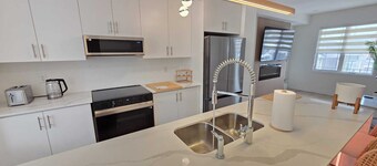 Modern Town in West Brant | Family-Friendly | Sleeps 6 | Fast WIFI | Fireplace