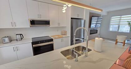 Modern Town in West Brant | Family-Friendly | Sleeps 6 | Fast WIFI | Fireplace