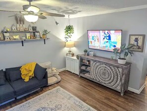 TV - 9 Min Walk Downtown, Cozy House, Private Yard (Raleigh)