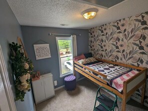 3 bedrooms, desk, WiFi, bed sheets - 9 Min Walk Downtown, Cozy House, Private Yard (Raleigh)
