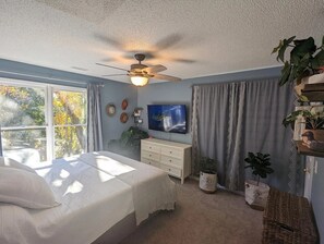 Desk, WiFi, bed sheets - 9 Min Walk Downtown, Cozy House, Private Yard (Raleigh)