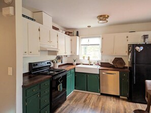 Private kitchen - 9 Min Walk Downtown, Cozy House, Private Yard (Raleigh)