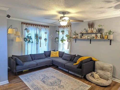 9 Min Walk Downtown, Cozy House, Private Yard