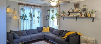 9 Min Walk Downtown, Cozy House, Private Yard