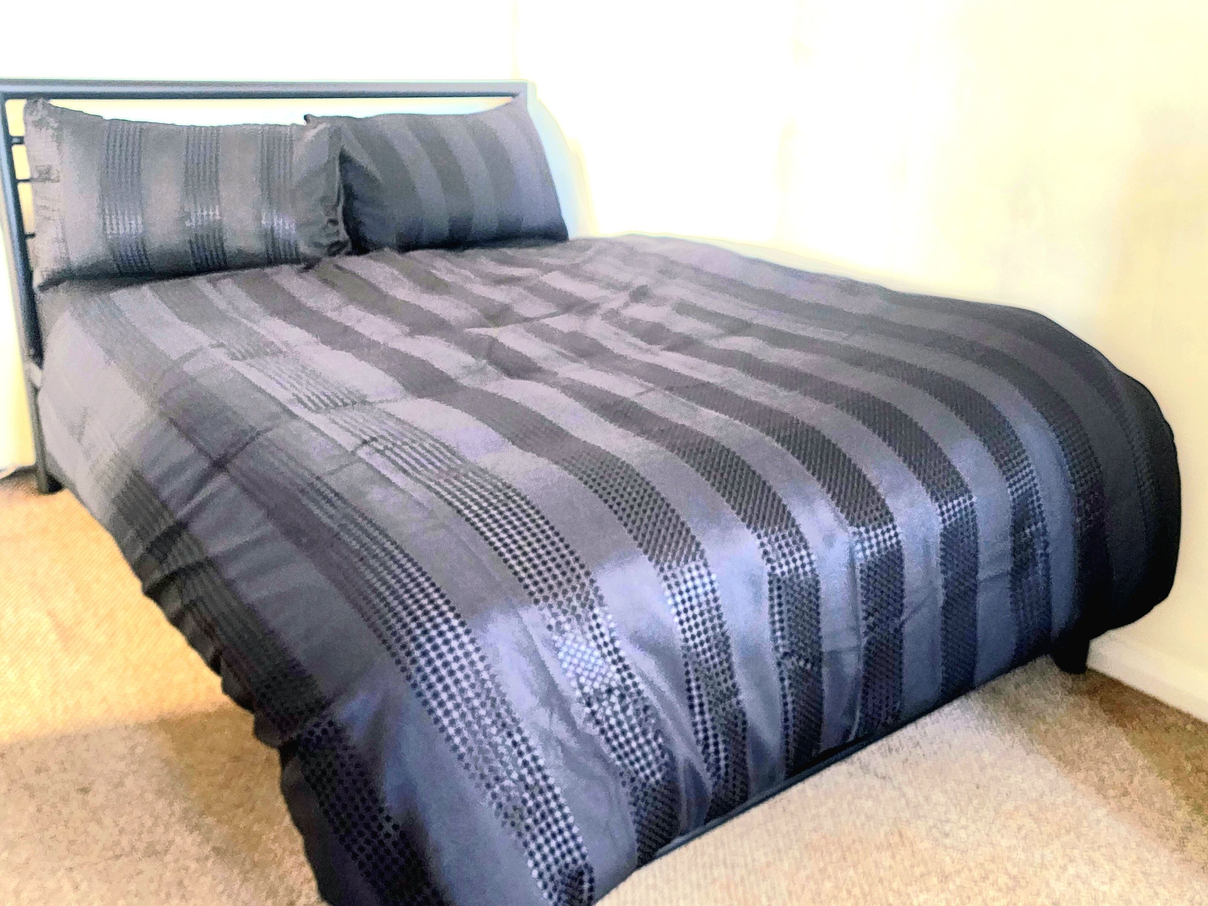 Een strijkplank/strijkijzer, wifi, beddengoed