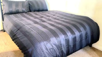 Een strijkplank/strijkijzer, wifi, beddengoed