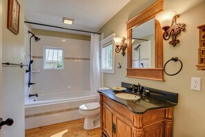 Shower, hair dryer, towels, soap - The Owl Cottage (Aiken)