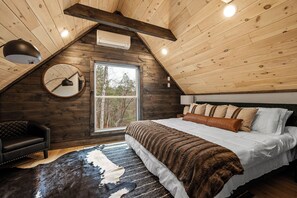 2 bedrooms, iron/ironing board, WiFi, bed sheets - Cozy 2-bedroom cabin on a peaceful mountain with views, hot tub and firepit. (Sevierville)