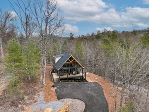 Exterior - Cozy 2-bedroom cabin on a peaceful mountain with views, hot tub and firepit. (Sevierville)