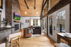 Smart TV - Cozy 2-bedroom cabin on a peaceful mountain with views, hot tub and firepit. (Sevierville)