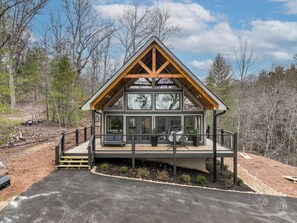 Exterior - Cozy 2-bedroom cabin on a peaceful mountain with views, hot tub and firepit. (Sevierville)