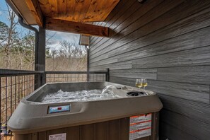 Outdoor spa tub - Cozy 2-bedroom cabin on a peaceful mountain with views, hot tub and firepit. (Sevierville)