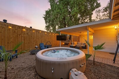 Western Retreat – Hot Tub • Hammock • Near Airport