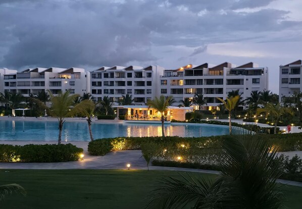 A resort with multiple buildings, a swimming pool, and well-maintained landscaping. - Oasis Turquesa Punta Cana Crystal Lagoon (Punta Cana)