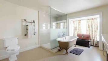 Haartrockner, Handtücher, Seife, Toilettenpapier